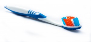 escova de dente para evitar frizz no cabelo